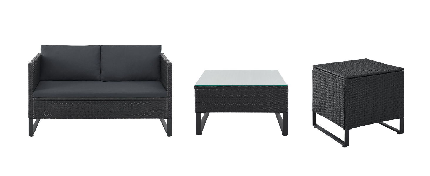 comprenant un canapé deux places gris foncé, une table basse carrée avec plateau en verre et une table d'appoint assortie. Toutes les pièces ont des cadres en métal noir et des surfaces tissées de style osier