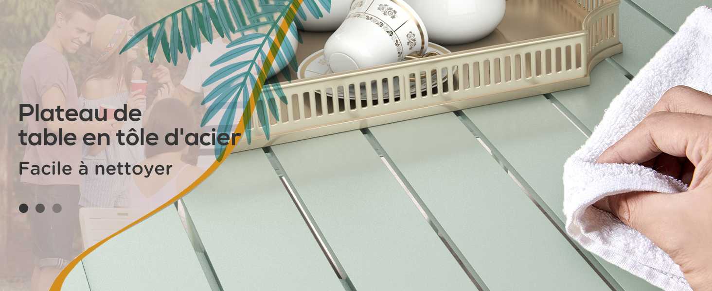 , doté d'une balustrade de couleur crème. Les éléments décoratifs comprennent des sphères blanches, une feuille de palmier et une main avec une serviette blanche.