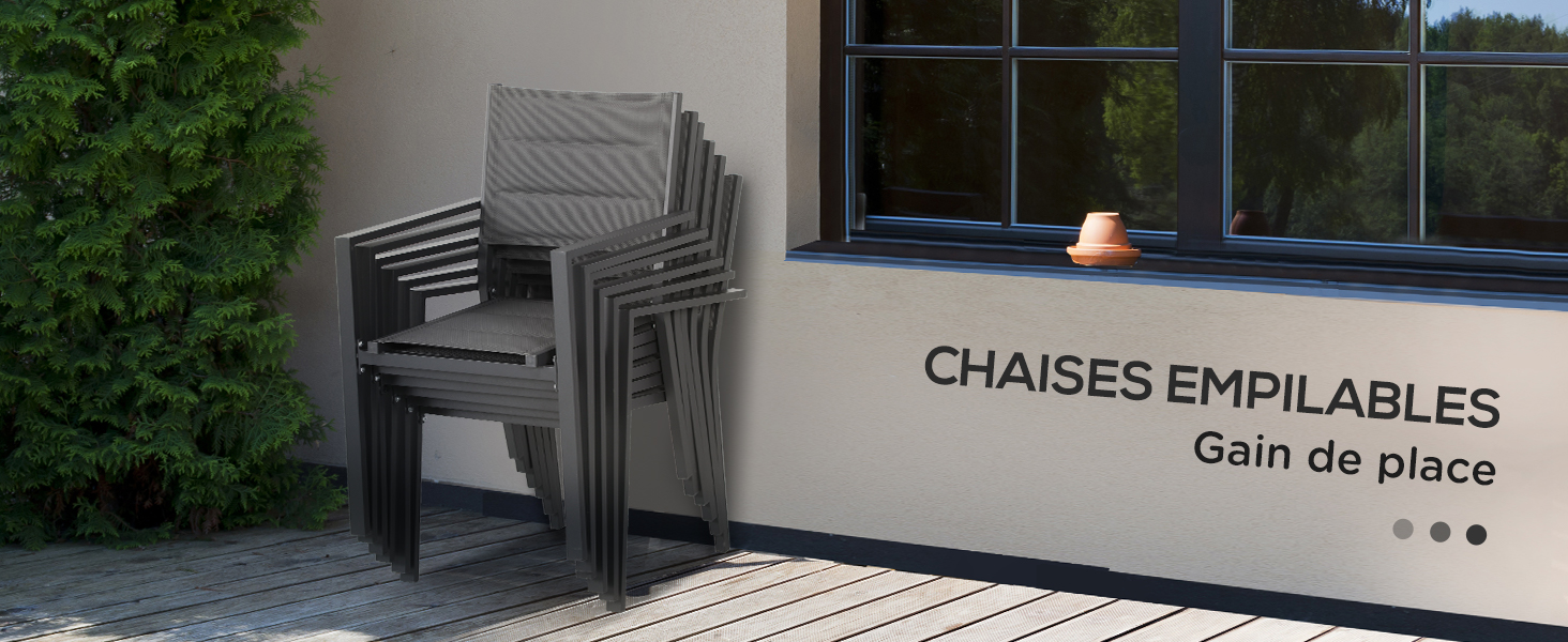 Pile de chaises d'extérieur grises sur un patio. Le texte indique « CHAISES EMPILABLES Gain de place », ce qui indique des chaises empilables