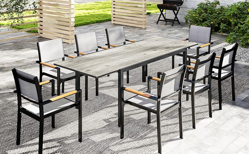 Ensemble de salle à manger d'extérieur avec des cadres en métal noir et des lattes de bois montrant de multiples vues de tables et de chaises disposées sur un patio avec un aménagement paysager visible en arrière-plan.