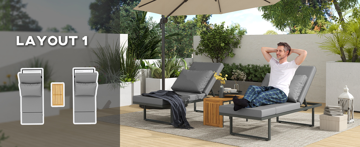 Le texte se lit comme suit : « LAYOUT 1 ». Scène de patio extérieur avec chaises longues grises et schéma de disposition des meubles superposé dans le coin supérieur gauche.