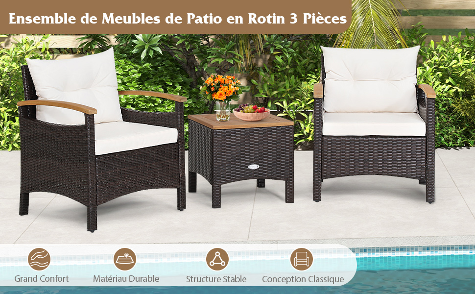 Ensemble de meubles de patio en trois pièces comprenant deux chaises rembourrées blanches et une petite table, en rotin tressé brun foncé, exposé dans un jardin extérieur