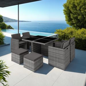 Le texte se lit comme suit : « Image 6 ». Ensemble de meubles de jardin en osier gris, positionnés sur la terrasse avec vue sur l'océan.