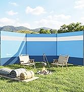 Auvent de tente en maille escamotable bleu avec côtés ouverts installé dans un espace extérieur gazonné avec chaises de jardin visibles à l'intérieur, sac de transport roulé sur le sol.