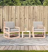 Deux chaises longues d'extérieur en bois avec coussins crème positionnées sur une terrasse en bois, avec une clôture en bois en toile de fond et un paysage naturel.