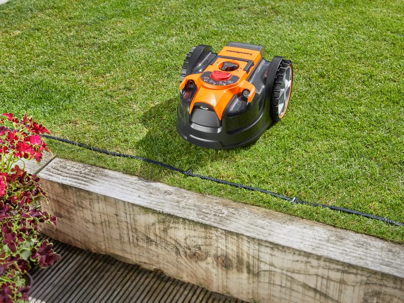Plusieurs plans extérieurs d'une tondeuse à gazon robotisée qui fonctionne sur l'herbe, avec un boîtier orange visible sur un fond de pelouse verte.