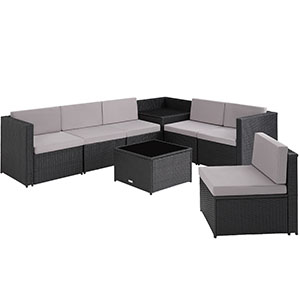 avec cadre en osier foncé, coussins gris clair et table basse assortie. La conception modulaire comprend une pièce d'angle et des sections sans accoudoirs