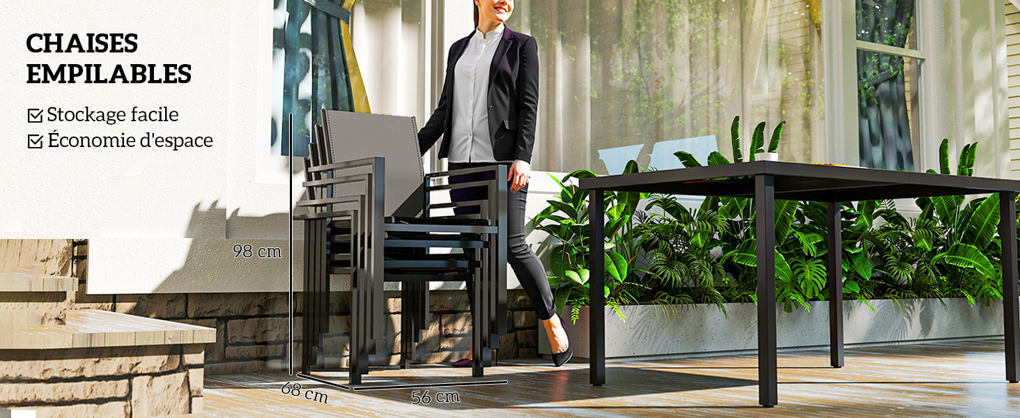 avec une table en métal de couleur foncée au design contemporain, entourée de verdure et de meubles de patio