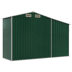 Grand cabanon de rangement extérieur en métal vert avec toit pointu et garniture blanche. Conçu pour le stockage d'outils et d'équipements de jardin.