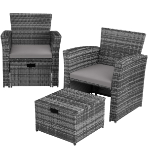 comprenant deux fauteuils avec coussins et une petite table. Les chaises présentent un motif tissé texturé et des sièges rembourrés.