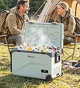 Glacière portable avec extérieur bleu clair/gris contenant des articles colorés, positionnée entre deux personnes en camping en plein air avec des chaises.