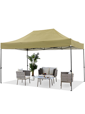 Grande tente extérieure beige à baldaquin à côtés ouverts, abritant des meubles de patio, notamment des chaises, un canapé et une table avec une plante