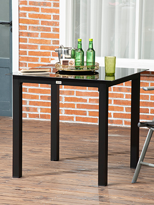 une table carrée avec un plateau en verre et un plateau en verre dessus.