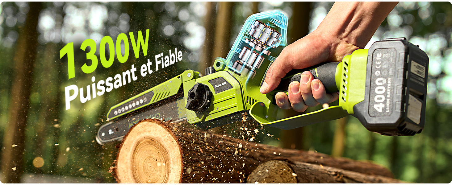 Le texte indique « 1300 W ». Plans rapprochés d'une tronçonneuse sans fil coupant du bois, avec de la sciure qui vole, montrant à la fois le fonctionnement et la fixation de la batterie.