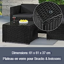 un ensemble de terrasse extérieure en osier noir avec un verre de vin