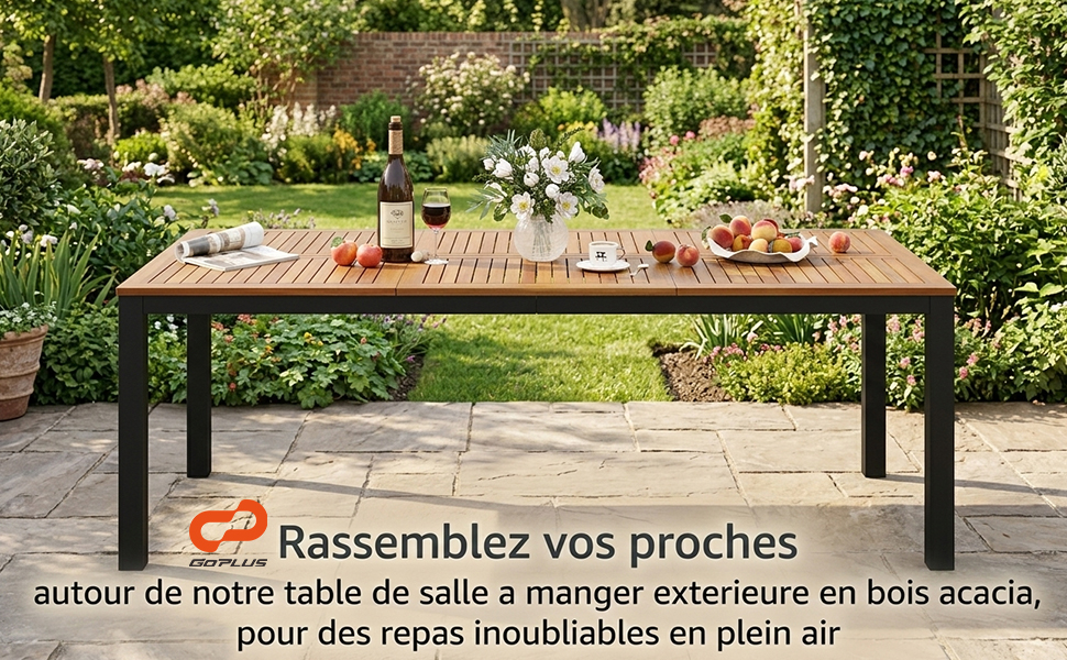 Le texte se lit comme suit : « Rassemblez vos proches autour de notre table de salle à manger extérieure en bois acacia ». Scène de salle à manger en plein air avec table en bois dans le jardin.