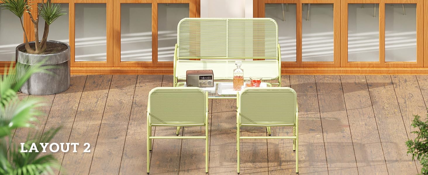 comprenant une chaise et des tables d'appoint assorties disposées sur une terrasse en bois.