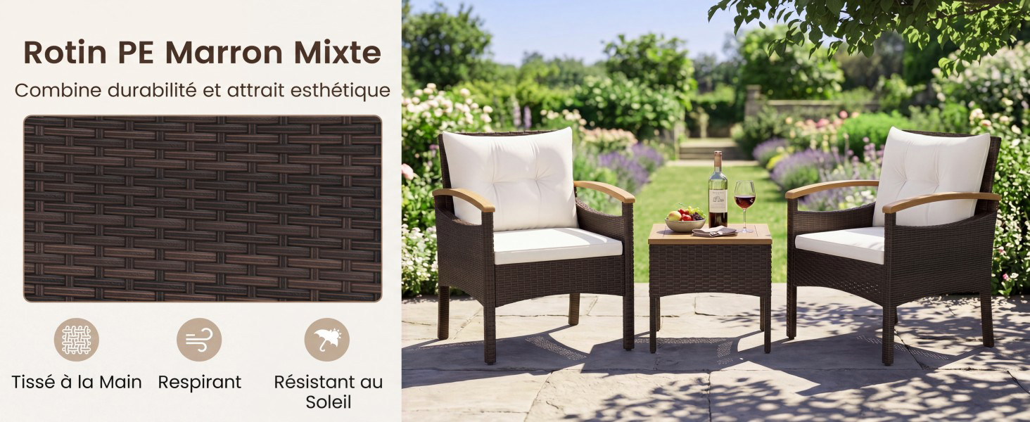 Le texte indique « Rotin PE Marron Mixte », « Haut de Gamme (Haut) », « Imperméable », « Résistant aux UV ». Ensemble de mobilier de salon d'extérieur avec trois chaises en rotin tressé en finition marron foncé/noir disposées sur un patio avec fond de pelouse verte.