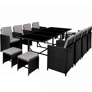 Grand ensemble de salle à manger d'extérieur comprenant une table noire avec huit chaises et poufs assortis. L'ensemble semble être fabriqué dans un matériau résistant aux intempéries, adapté à une utilisation sur la terrasse ou le jardin