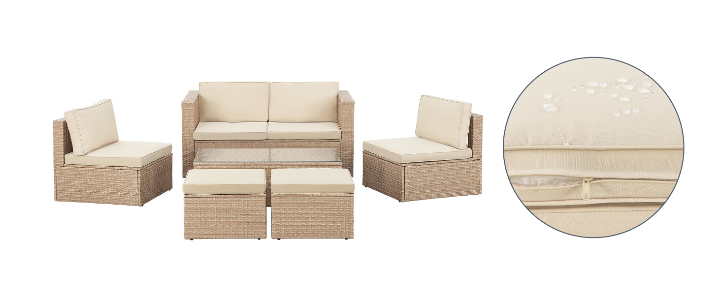 comprenant une causeuse tissée beige, deux chaises et des poufs. Le gros plan montre le motif de tissage texturé du matériau.