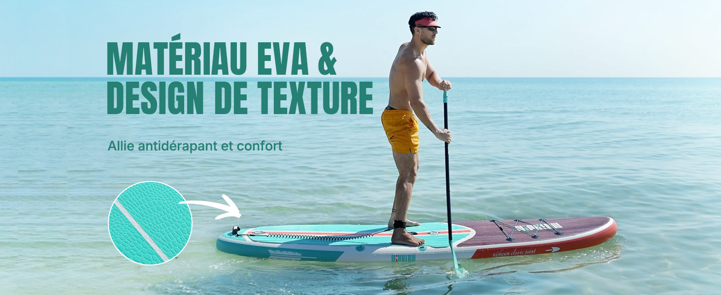Paddleboardeur sur une eau turquoise à l'aide d'un stand-up paddleboard gonflable. Le gros plan montre un matériau EVA texturé pour une meilleure prise en main et un meilleur confort. Le texte met en évidence le matériau EVA et le design de la texture.