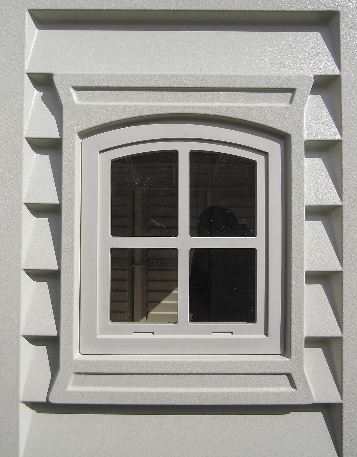 Abri de jardin en plastique Plus 10 x 8 (7.64 m²) avec 1 fenêtre fixe et kit de fondation en métal, structure de toit en métal robuste et abri de jardin sans entretien - Ivory/Brown