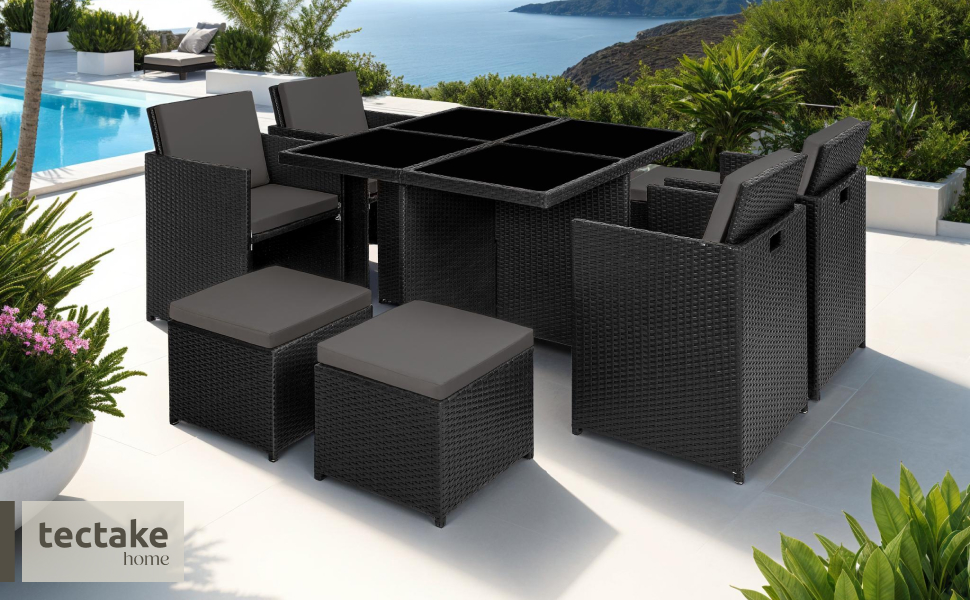 Ensemble de mobilier de jardin noir avec coussins, comprenant une table à manger, des chaises et des poufs/poufs, disposés sur la terrasse avec vue sur la piscine.