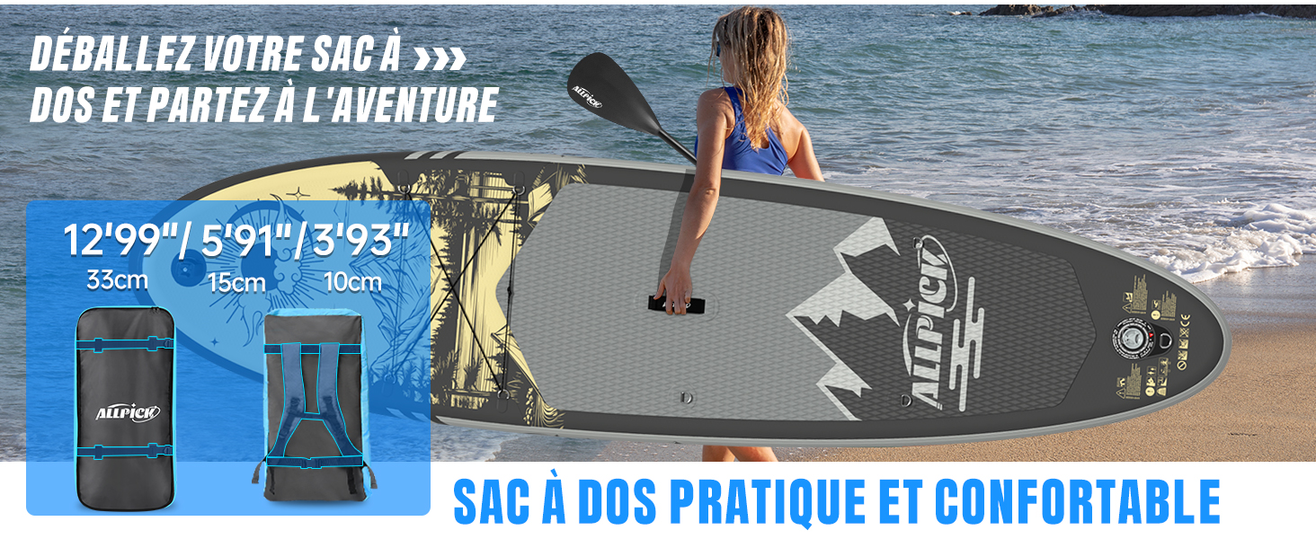 une femme tenant une pagaie sur une plage.