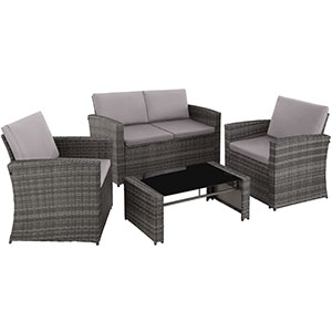 comprenant un canapé deux places, deux fauteuils et une table basse. Coussins gris sur des cadres tissés de style rotin de couleur gris foncé