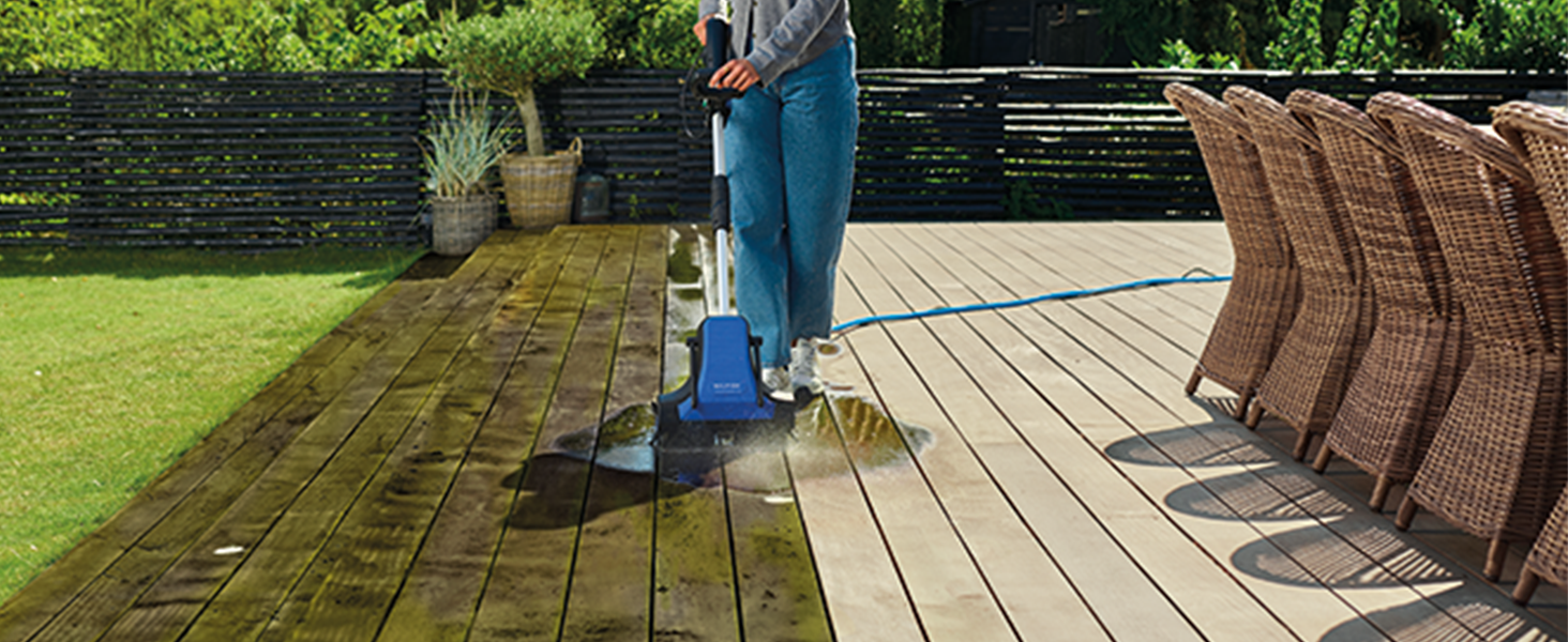Plusieurs vues de quelqu'un qui lave à haute pression ou nettoie la surface d'une terrasse en bois. Indique la progression avant et après le nettoyage sur les planches de bois altérées.