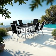 Plusieurs chaises longues d'extérieur disposées sur un patio ou une terrasse avec des ombres de palmiers visibles, suggérant un cadre de villégiature ou au bord de la piscine.