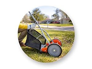 Série de photos extérieures montrant une tondeuse à gazon en action sur l'herbe. L'équipement semble être de couleur orange et noir, représenté sous plusieurs angles pendant le fonctionnement.