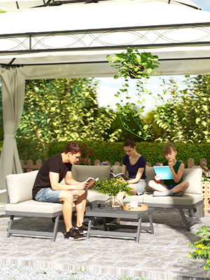 Scène de terrasse extérieure avec coin salon rembourré entouré de verdure. Les gens se sont rassemblés autour d'une table basse dans un cadre décontracté.