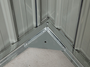 Vues intérieures d'une unité de rangement ou d'une armoire, montrant les détails de la structure et les composants d'assemblage en finition gris/argent.