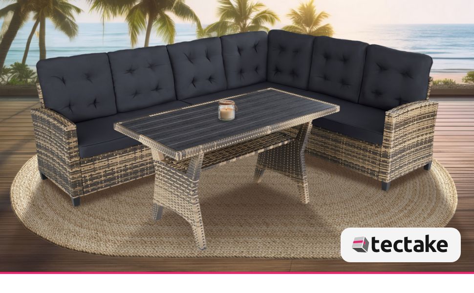 comprenant un canapé sectionnel en forme de L en rotin tressé avec des coussins foncés et une table basse assortie, sur fond de plage tropicale