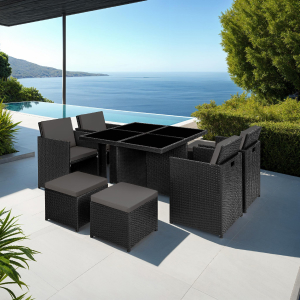 Rendu architectural moderne montrant des structures géométriques noires sur une terrasse ou un patio avec vue sur l'océan et végétation tropicale.