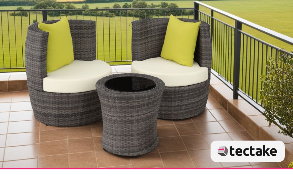 avec causeuse incurvée, deux coussins jaunes et une table assortie. Matériau en rotin gris sur le balcon donnant sur un paysage verdoyant