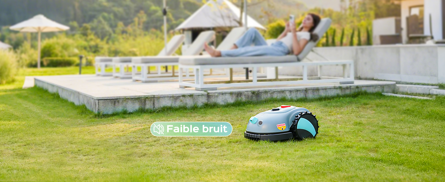 sur gazon près d'une terrasse en bois. Appareil bleu et gris avec le texte « Faible bruit » visible. Personne se relaxant sur le pont en arrière-plan.
