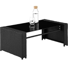 avec plateau en verre. Design rectangulaire avec un motif tissé et une bouteille d'eau en verre transparent sur la surface.