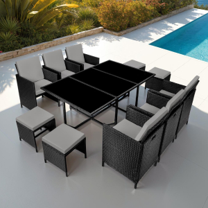 Ensemble de salle à manger pour terrasse extérieure avec table et chaises de couleur foncée disposées au bord d'une piscine, sous plusieurs angles de vision.