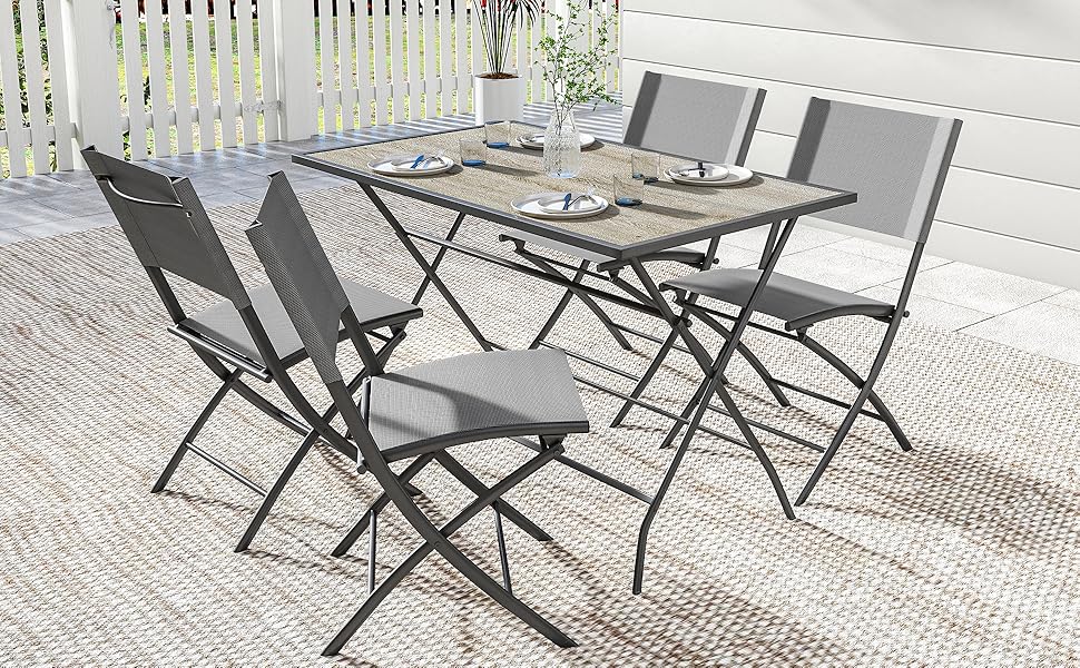 Ensemble de mobilier d'extérieur aux vues multiples montrant une table en métal noir et des chaises pliantes sur un patio ou une terrasse. Design contemporain aux lignes épurées.