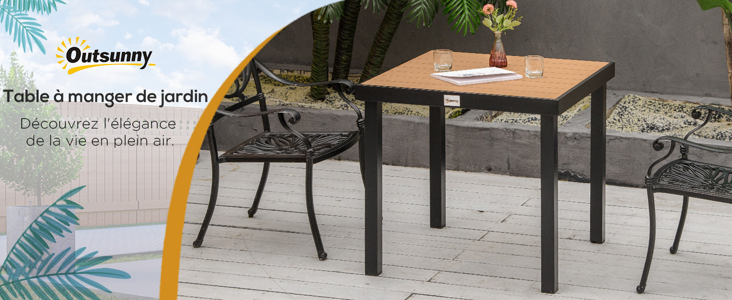 avec plateau en aspect bois et structure en métal noir. Associé à des chaises en métal noir orné sur une surface de patio carrelée