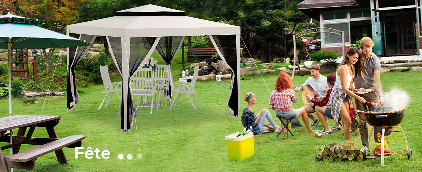 Gazebo extérieur avec auvent blanc et rideaux noirs sur une pelouse. Les gens se sont rassemblés autour d'un barbecue. Table de pique-n---- et chaises visibles à proximité.