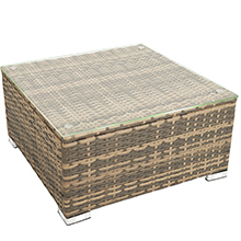 Meuble d'extérieur carré en rotin tressé, probablement un pouf ou une table d'appoint, avec des tons clairs et foncés créant un motif