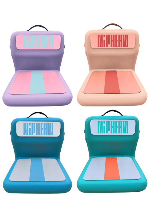Quatre sièges portables colorés avec dossiers et coussins intégrés. Chaque siège est doté d'une poignée de transport et d'une base rembourrée bicolore dans des tons pastel de violet, rose, bleu et bleu sarcelle