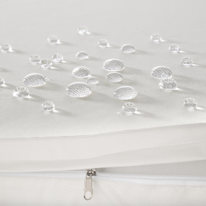 Plusieurs gouttelettes d'eau sur une surface ou un plafond blanc, montrant de la condensation ou une accumulation d'humidité.