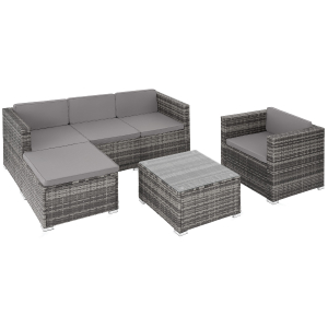 Ensemble de mobilier d'extérieur gris comprenant un canapé sectionnel, une chaise et une table basse avec une finition en rotin tissé.