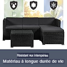 un canapé en osier noir et une chaise noire