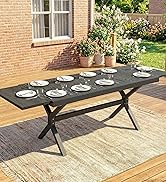 Décoration de terrasse extérieure montrant une table en métal noir avec plusieurs compartiments circulaires blancs disposés en quadrillage sur un tapis d'extérieur rayé.