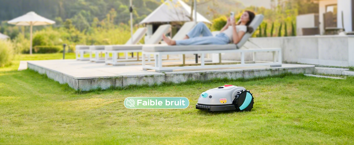 sur gazon près d'une terrasse en bois. Petit appareil arrondi aux accents bleus. Le texte superposé indique « Faible bruit » (Faible bruit
